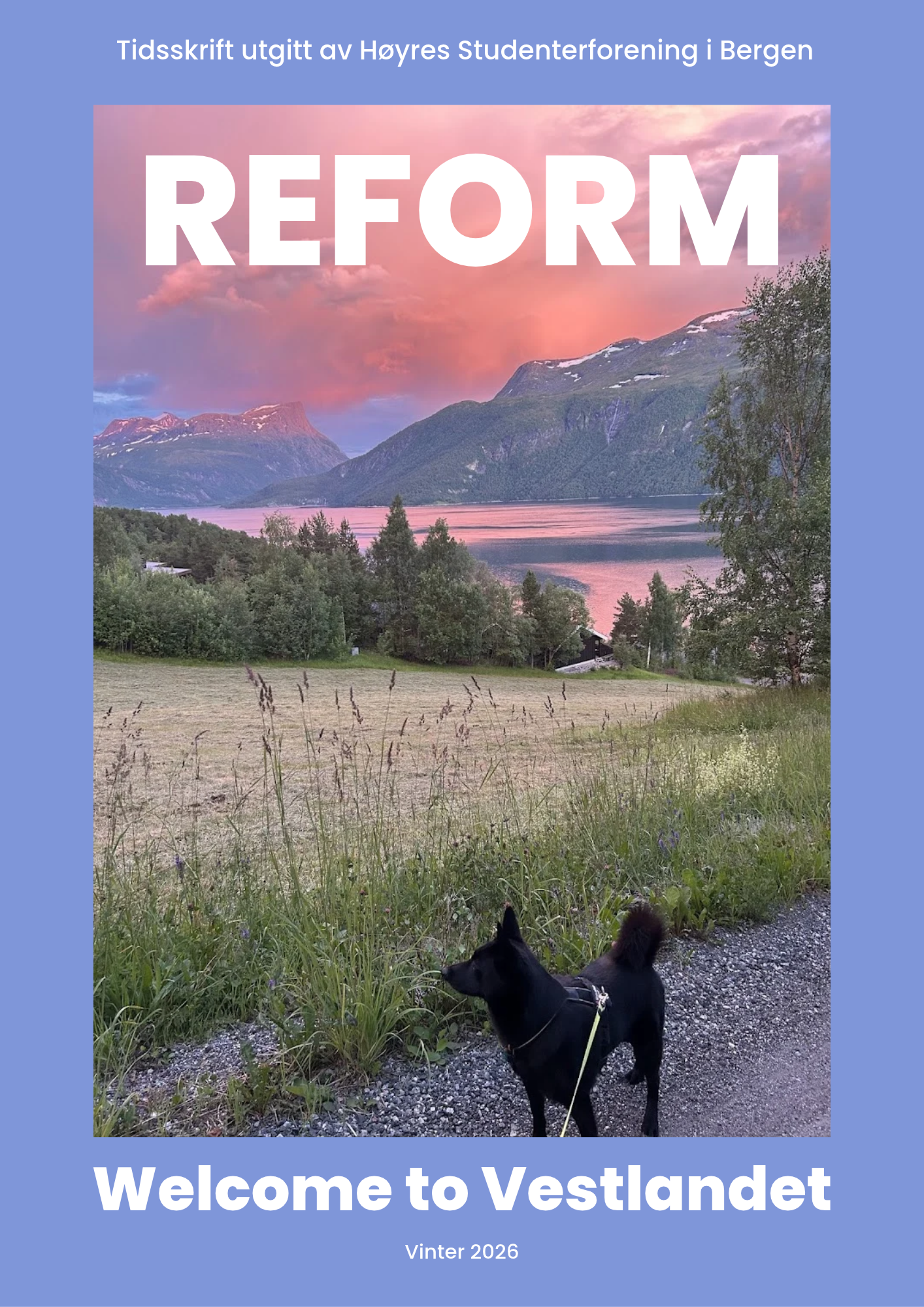 Forsiden av studenttidsskriftet Reform, vinter 2026, med tittelen «Welcome to Vestlandet». Bildet viser et vestlandsk fjordlandskap med fjell, rosa himmel og en svart hund i forgrunnen. Klikk på bildet for å lese magasinet.